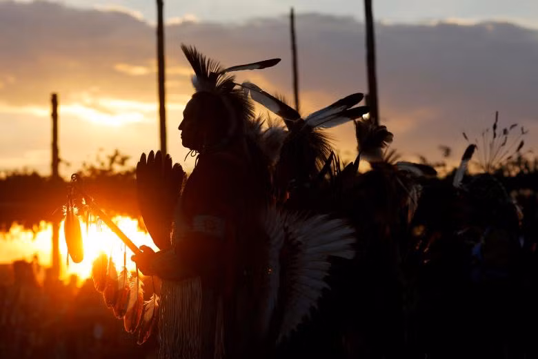 Các vũ công tham gia cuộc thi thường chọn những trang phục nhiều màu sắc bắt mắt và các phụ kiện độc lạ.