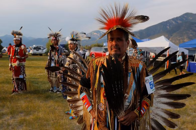 Vũ công nam có tên Monty Walters với trang phục lạ mắt.