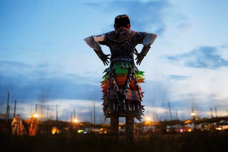 Vũ công Anhinga Benally, 9 tuổi, thuộc tộc người Navajo, đang chuẩn bị cho phần thi nhảy của mình vào đêm đầu tiên của cuộc thi.