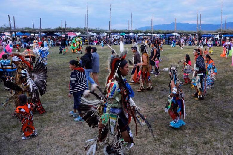 Các thí sinh tham gia vào một điệu nhảy liên bộ tộc.