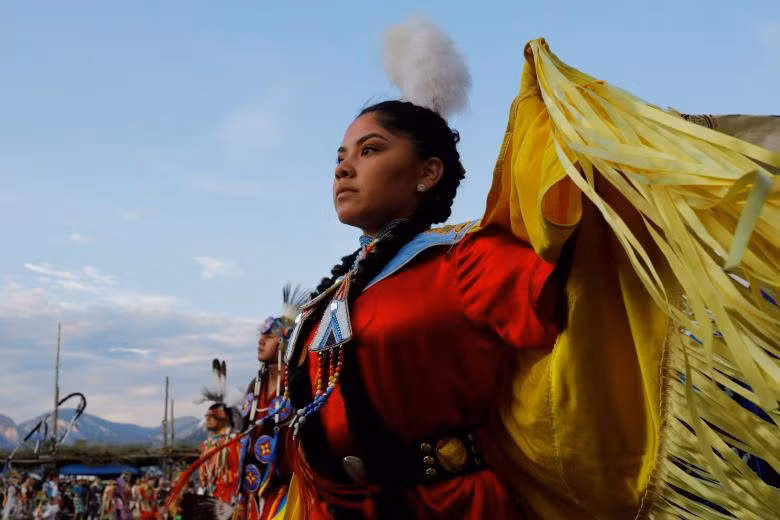 Cuộc thi khiêu vũ này dành cho cả phụ nữ và nam giới được chia thành nhóm theo độ tuổi và cách khiêu vũ.