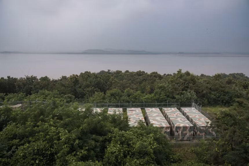 Mặc dù là khu vực phi quân sự, dải đất phân chia đôi hai miền Triều Tiên được trang bị vũ khí đầy đủ bậc nhất trên thế giới như: công sự bê tông ngầm, mìn, hàng rào dây thép gai, các chướng ngại vật chống tăng nằm dọc biên giới, hàng loạt đài quan trắc cũng như các ụ súng máy trên các ngọn đồi... Ảnh: Getty.