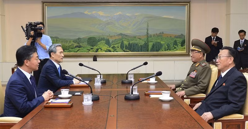 Dù được xem là điểm nóng tiềm tàng có thể làm bùng phát xung đột giữa hai miền, Panmunjom cũng đóng vai trò cầu nối giữa Triều Tiên và Hàn Quốc, với Khu vực An ninh chung là nơi quan chức hai bên họp bàn, giảm căng thẳng. Gần đây nhất là cuộc đàm phán cấp chính phủ giữa hai nước vào cuối năm 2015. Ảnh: AP.