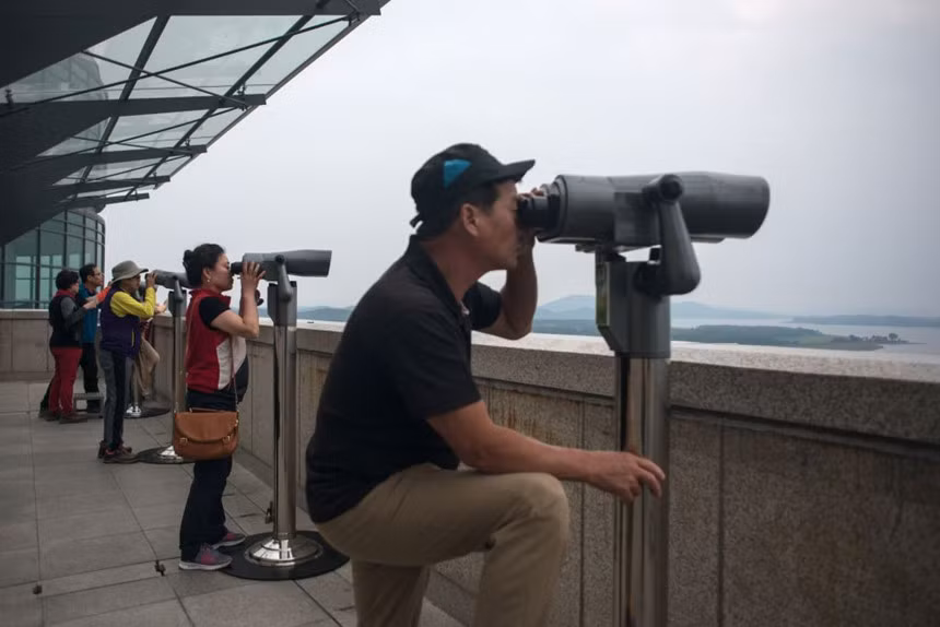 Panmunjom là địa điểm du lịch duy nhất trên thế giới yêu cầu du khách phải ký một bản cam kết để tự chịu trách nhiệm đối với "sự an toàn và tính mạng của bản thân” trong trường hợp bị tấn công. Bất chấp sự nguy hiểm của nơi đây, hàng năm vẫn có hàng nghìn khách du lịch đến thăm ngôi làng đình chiến. Ảnh: Getty.