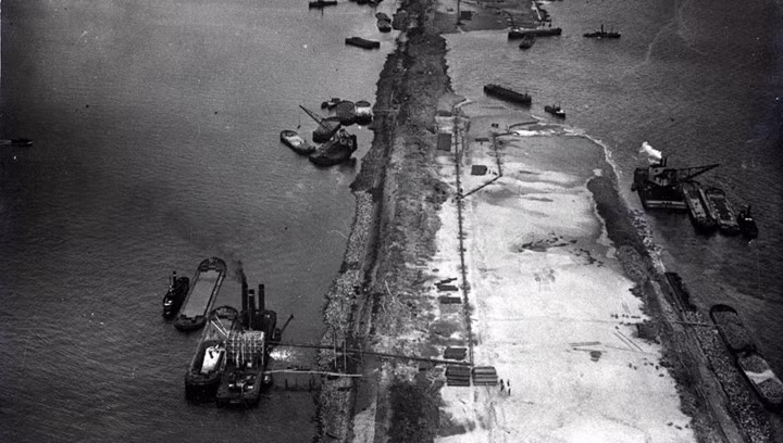 Xây một con đê giữa biển, ở cửa vịnh là một công việc cực kỳ tốn công, tốn của…, đặc biệt khi dòng chảy ở khu vực này rất phức tạp.