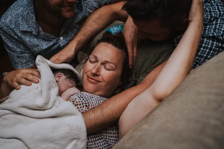 Sau 9 tháng mang thai, Angie đã sinh hạ một em bé kháu khỉnh. Ảnh: Diimex.