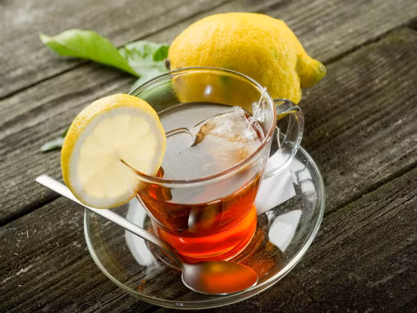 Khử trùng tự nhiên: Chanh được biết đến là chất khử trùng tự nhiên. Nó có tính chống vi khuẩn và kháng virus. Tiêu thụ thường xuyên giúp điều trị các bệnh nhiễm trùng. Đây là một trong những lợi ích sức khỏe tốt nhất của việc uống trà chanh mỗi ngày. Ảnh: Boldsky.