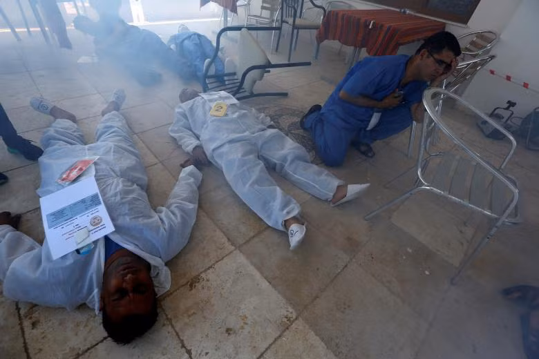 Nhân viên y tế Syria tham gia vào một buổi tập luyện. Đây là một bài tập huấn luyện nhưng kịch bản này lại rất thực tế đối với nhiều bác sĩ, những người đã điều trị các nạn nhân của một vụ tấn công hóa học ở Syria cách đây ba tháng và phải chịu các triệu chứng sau khi bị trúng một chất độc thần kinh chết người.