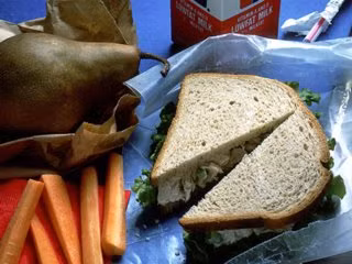 9. Tự chuẩn bị bữa trưa: Tự làm trưa là một cách tuyệt vời để đảm bảo rằng bạn đang ăn uống lành mạnh. Đây là một gợi ý tương tự để kiểm soát nhật ký thực phẩm - bạn đang làm cho mình ý thức hơn về những gì bạn đang ăn. Đồng thời, điều này còn giúp bạn tiết kiệm được một khoản cho những bữa ăn đắt đỏ ở công sở. Ảnh: Wikimedia.