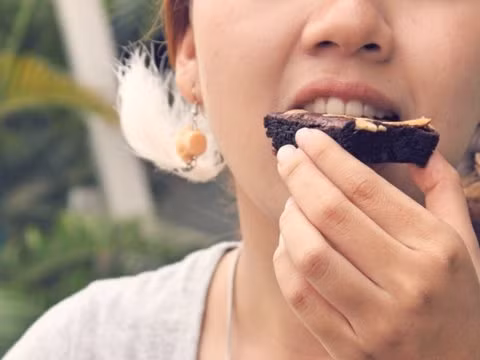 10. Ngừng ăn khi bạn đã no: Một số người bắt đầu ăn uống khi thấy chán nản hay buồn rầu mà không hề để ý tới cảm giác no hay đói. Đó là lý do tại sao việc kiểm soát thực phẩm sẽ giúp bạn duy trì cơ thể khỏe mạnh thay vì ăn uống một cách vô tội vạ. Ảnh: Shutterstock.