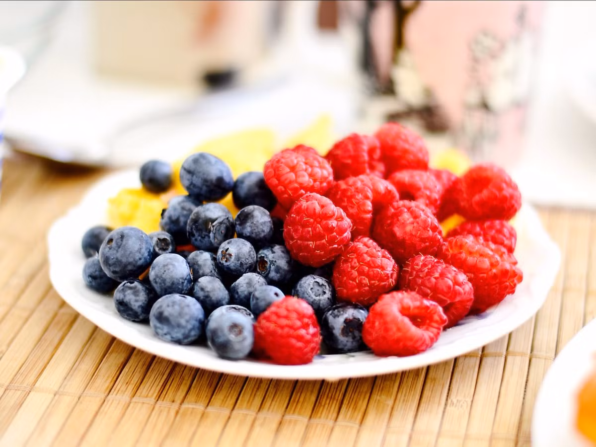 11. Ăn trái cây thay vì ép nước uống: Ăn trái cây để có được tất cả các chất dinh dưỡng và vitamin đi kèm với chúng. Việc uống nước ép trái cây khiến bạn bỏ lỡ một số chất dinh dưỡng từ hoa quả. Ngoài chất xơ, một chất dinh dưỡng thiết yếu khác đã mất đi trong quá trình ép quả là chất béo, chất mà cơ thể cần để hấp thụ các vitamin, theo Daily Beast. Ảnh: Unsplash.