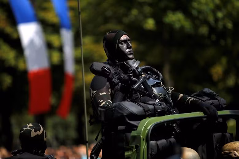Một thành viên lực lượng đặc biệt của quân đội Pháp ngụy trang tham gia lễ diễu binh.