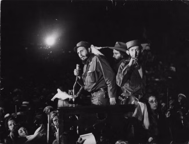 Một con chim bồ câu đậu trên vai cố lãnh tụ Cuba Fidel Castro khi ông phát biểu ngày 8/1/1959.