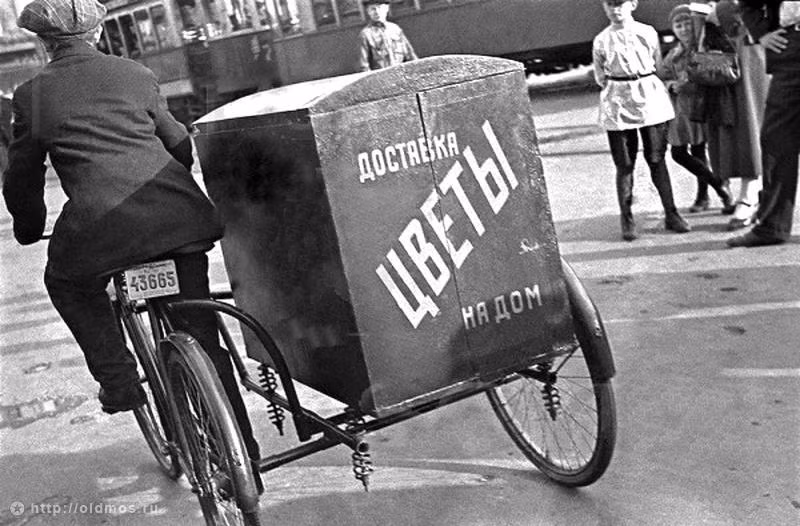 Chiếc xe đạp này có gắn cả biển số trên đường Moscow vào năm 1954. Ảnh: English Rusia