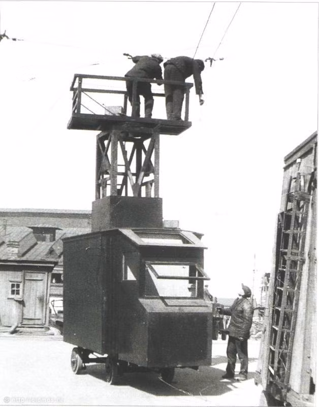 Chiếc xe bus ba tầng - một trong những phương tiện giao thông độc lạ trên đường phố Moscow thời xưa. Ảnh: English Rusia