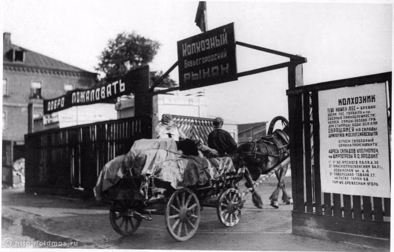 Xe ngựa cũng là phương tiện giao thông khá phổ biến trên đường phố Moscow thời xưa. Ảnh: English Rusia