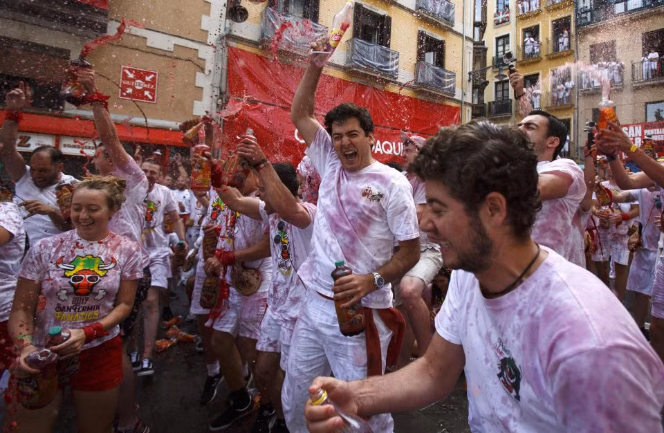Đây là hoạt động khởi đầu cho lễ hội rượt bò truyền thống San Fermin của Tây Ban Nha. Lễ hội ở Tây Ban Nha này diễn ra trên đường phố và kéo dài suốt 9 ngày, từ 6/7 đến 14/7.