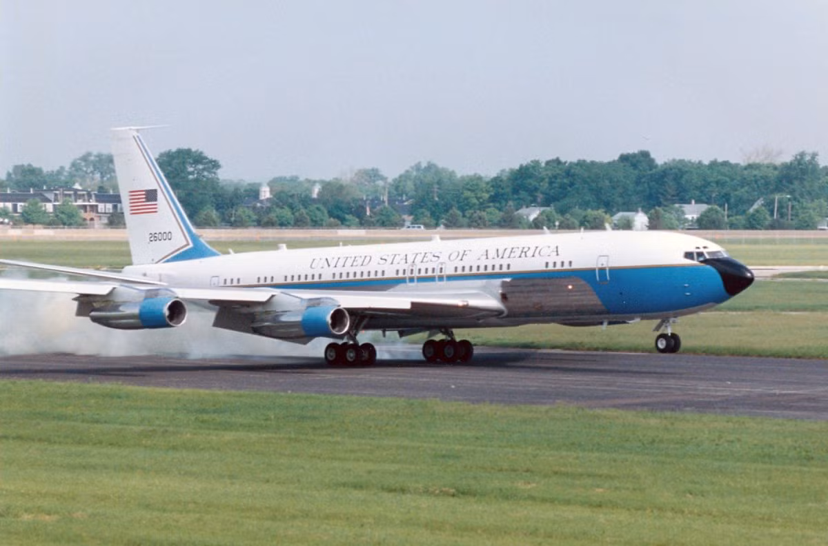 Sau đó, mẫu SAM 27000 ra đời để thay thế vai trò của SAM 26000. Tổng thống Richard Nixon là người đầu tiên sử dụng mẫu máy bay này. Nó phục vụ gần như tất cả các chuyến công du của tổng thống Mỹ tới khi hai chiếc VC-25 tên mã là SAM 28000 và 29000 được đưa vào sử dụng năm 1990. Ảnh: BI.