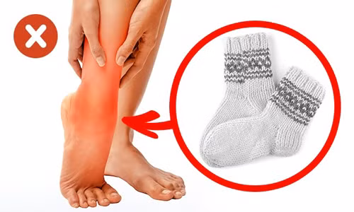 5. Chườm ấm vào vết bong gân: Chườm ấm sẽ không làm dịu vết thương nếu bạn bị bong gân. Ngược lại, nó khiến nhiệt độ sẽ làm tăng lưu lượng máu, khiến vết thương càng nghiêm trọng hơn. Cách sơ cứu đúng khi bị bong gân là chườm lạnh ngày đầu tiên sau khi bị thương để làm giảm viêm và đau. Ảnh: Brightside.