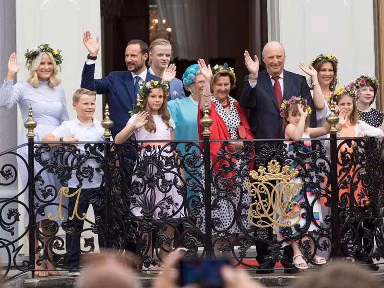 Ảnh gia đình hoàng gia Na Uy từ trái sang phải: Công nương Mette-Marit, Hoàng tử Sverre Magnus, Thái tử Haakon, Công chúa Ingrid Alexandra, Marius Borg Hoiby, Công chúa Astrid, Hoàng hậu Sonja, Vua Harald V, Emma Tallulah Behn, Công chúa Martha Louise, Leah Isadora Behn và Maud Angelica Behn.