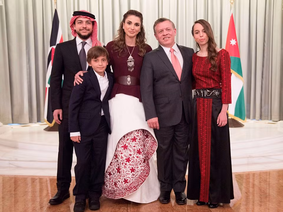 Vua Jordan Abdullah II và Hoàng hậu Rania cùng con cái của họ, Hoàng tử Hussein (trái), Công chúa Salma (phải) và Hoàng tử Hashem.