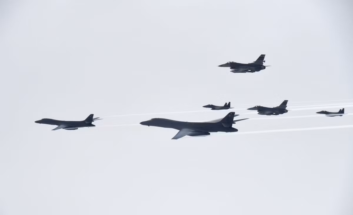 Trước khi kết thúc cuộc tập trận, hai chiếc B-1B Lancer còn bay về phía tây, sát biên giới thuộc khu vực phi quân sự (DMZ) giữa hai miền Triều Tiên.