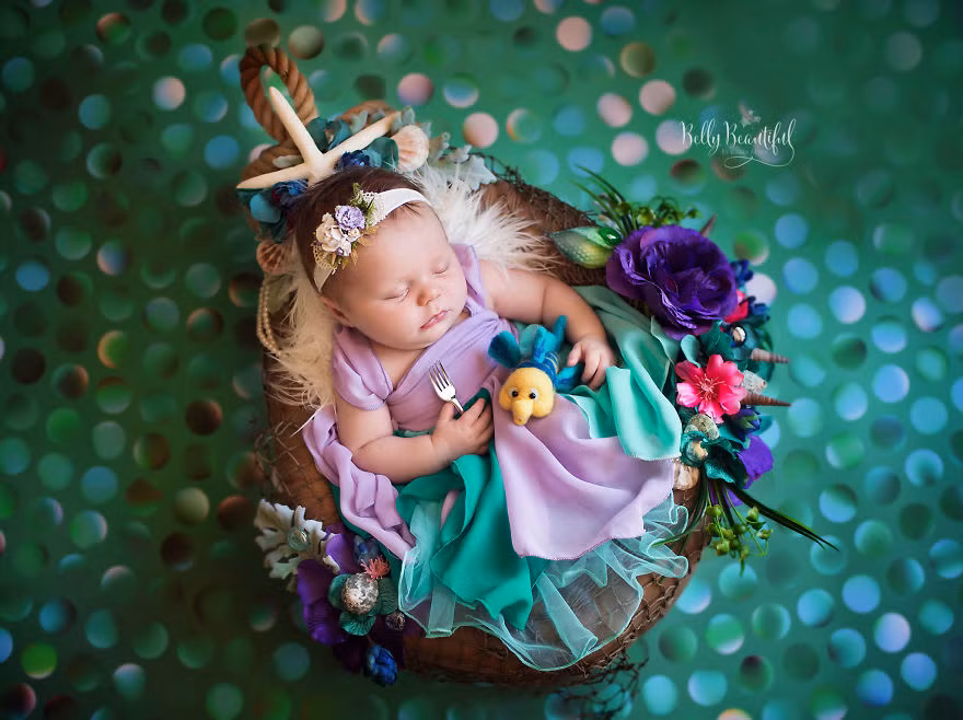 Nàng tiên cá Ariel nằm ngủ say sưa trong giỏ. Ảnh: BP.