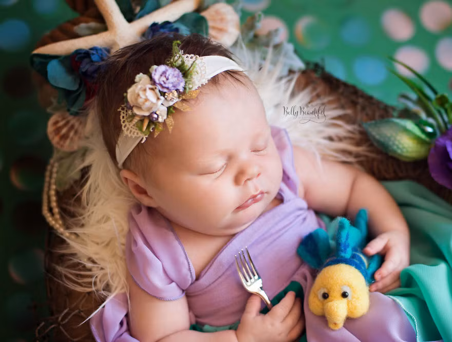 Vật bất ly thân của nàng tiên cá là chú cá nhỏ xinh và cây đinh ba. Ảnh: BP.