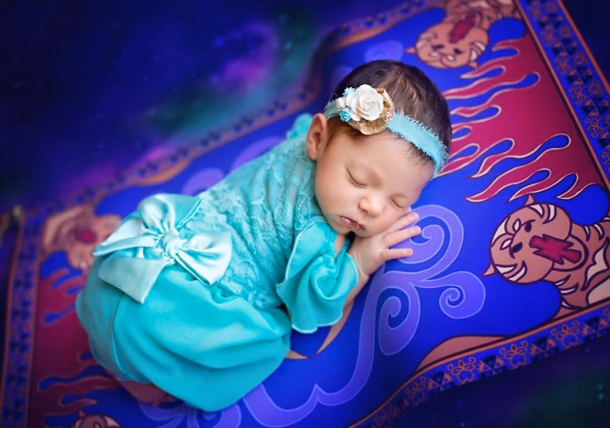 Công chúa bé nhỏ cưỡi thảm bay thần kỳ lượn vòng khắp thế gian. Ảnh: BP.