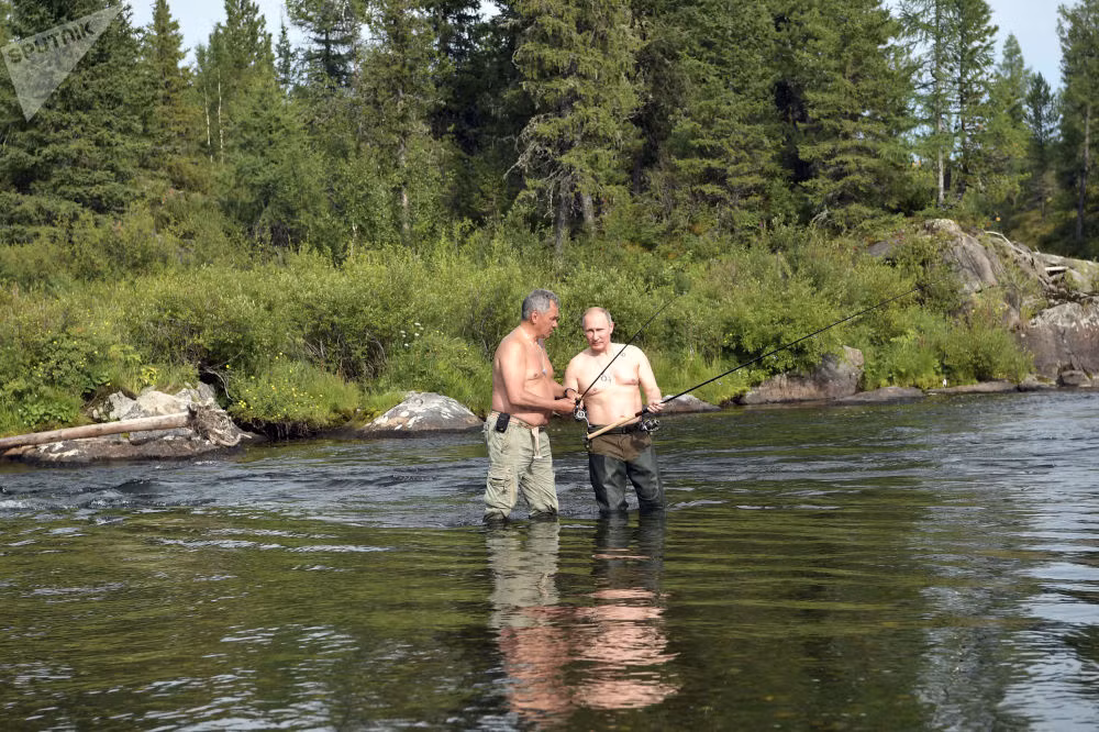 Các chuyên gia phân tích chính trị cho rằng Tổng thống Nga Vladimir Putin chọn đi nghỉ ở những nơi hoang dã nhằm cho thấy ông vẫn mạnh khỏe, phong độ. Ảnh: Sputnik.