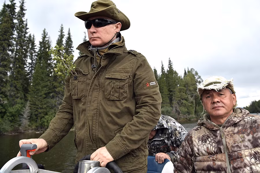 Tổng thống Nga Vladimir Putin cùng Bộ trưởng Quốc phòng Sergei Shoigu trong kỳ nghỉ. Ảnh: Sputnik.
