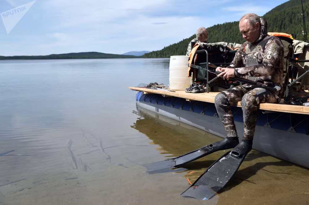 Tổng thống Vladimir Putin mặc đồ lặn để bắt cá dưới nước. Ảnh: Sputnik.