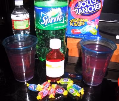 10. Đồ uống màu tím: Đây là một loại thuốc gây nghiện phổ biến trong nền văn hóa hip hop thập niên 90. Đồ uống này là sự kết hợp của một loại thuốc ho có chứa codeine và promethazine, trộn với nước giải khát như Sprite hoặc Mountain Dew. Loại đồ uống này khiến người dùng mệt mỏi. Thứ đồ uống màu tím này từng gây ra nhiều cái chết cho nhiều người dùng. Ảnh: Wonder List.