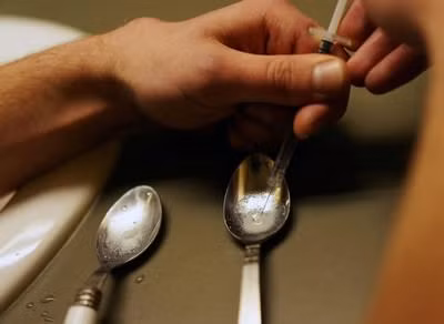 3. Heroin: Heroin gây nghiện rất cao và nguy hiểm. Ban đầu heroin tạo ra để giúp chữa bệnh người nghiện morphine, nhưng nay nó đã trở thành "ma túy có sức tàn phá nhất thế giới". Afghanistan là quốc gia sản xuất thuốc phiện lớn nhất trên thế giới. Ảnh: Wonder List.