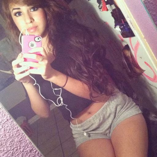 Sau khi bị dụ vào băng đảng, các cô gái sẽ được phân làm việc trong những ngành nghề khác. Có người sẽ làm việc trong ngành dịch vụ trực tuyến trong khi một số sẽ phải làm việc trên các đường phố. Hầu hết các cô gái đều có hình xăm ở một nơi nào đó trên cơ thể để chứng tỏ là thành viên MS-13. Ảnh: Poplyft.