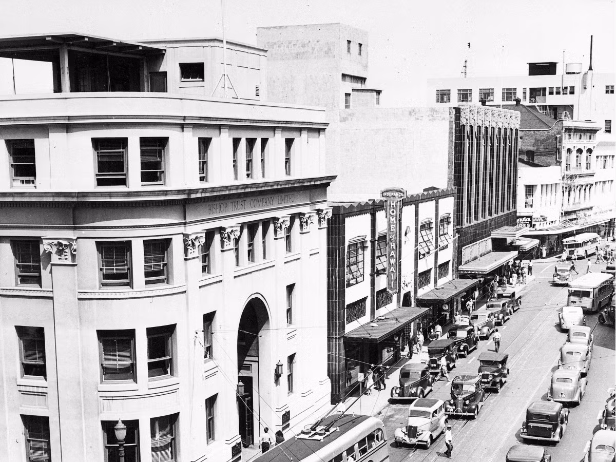 Năm 1940: Các phương tiện giao thông tại một ngã tư đường King Street, Honolulu, Hawaii. Ảnh: Getty.