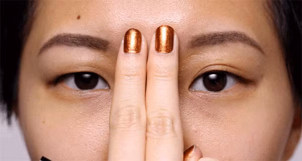 7. Chữa viêm xoang bằng cách đẩy lưỡi trong 20 giây: Nếu mũi bạn bị ngạt khó thở, bạn có thể kích hoạt cơ chế tự khai thông của cơ thể bằng cách đẩy lưỡi áp sát vòm miệng và dùng một ngón tay ấn chặt lên điểm giữa hai lông mày, các xoang mũi của bạn sẽ bắt đầu thông thoáng và hết tắc nghẹt mũi trong vòng 20 giây. Ảnh: HHL.