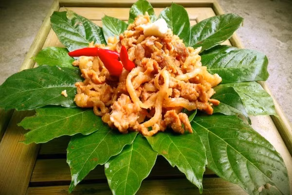 Nem nướng Hữu Lũng: Để có được nem ngon phải chọn được phần thịt lợn khoét vai không quá nạc nhưng cũng không được quá mỡ, phải chọn con lợn mới mổ, thịt hồng. Thịt mua về được thái sợi nhỏ, bì lợn cạo sạch lông, đem luộc chín. Sau đó trộn cả phần thịt và bì với bột thính, gói lại bằng lá chuối tươi. Thưởng thức nem nướng cùng ly rượu Mẫu Sơn trong tiết trời se lạnh bên bạn bè thật không gì bằng. Ảnh: Internet.