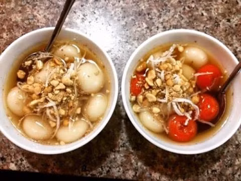 Coóng Phù: Đến Lạng Sơn vào ngày lạnh, đừng quên ghé qua chợ Kỳ Lừa để nhâm nhi một bát coóng phù nóng hổi còn nguyên vị khói thơm. Thức quà giản dị nhưng nồng ấm của xứ Lạng cũng đủ để xua đi cái lạnh giá vùng núi miền cao. Miếng coóng phù dẻo dai đượm vị, hòa cùng chút ngọt mát của mật, hương thơm ấm xực từ gừng tươi, lẫn nhân đậu xanh béo ngậy, quyện đường, tạo nên sức hút kỳ lạ. Ảnh: Vietnamnet.