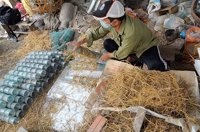 Mặc dù những chiếc cốc vại bia có hình dáng mộc mạc, thậm chí đơn giản nhưng qua nhiều năm nay những người uống bia hơi Hà Nội vẫn ưa thích sử dụng loại cốc này. Chủ xưởng sản xuất cốc vại bia này cho biết, mỗi ngày lò của anh cho ra đời từ 800 tới 1.000 chiếc cốc với giá thành 6.500 đồng/ chiếc.