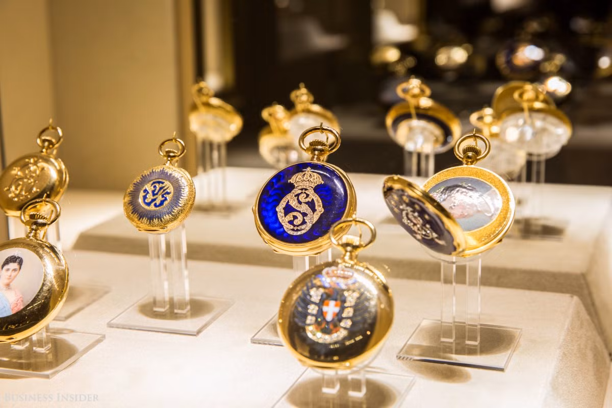 Đây là một số sản phẩm nổi tiếng của Patek Philippe. Chẳng hạn như chiếc đồng hồ ở phía dưới bên trái, trước đây thuộc sở hữu của Nữ hoàng Victoria. Ảnh: BI.