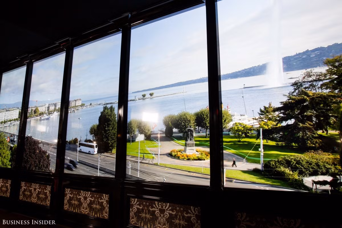 Phòng bên cạnh được gọi là "Phòng Napoleon". Căn phòng được lắp tường kính hiển thị phòng chế tác đồng hồ thưở ban đầu của Patek Philippe ở Geneva. Ảnh: BI.