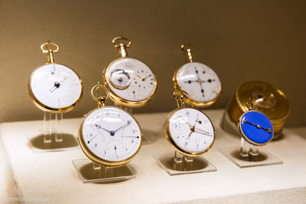 Một số mẫu đồng hồ có tính lịch sử khác được trưng bày. Ảnh: BI.