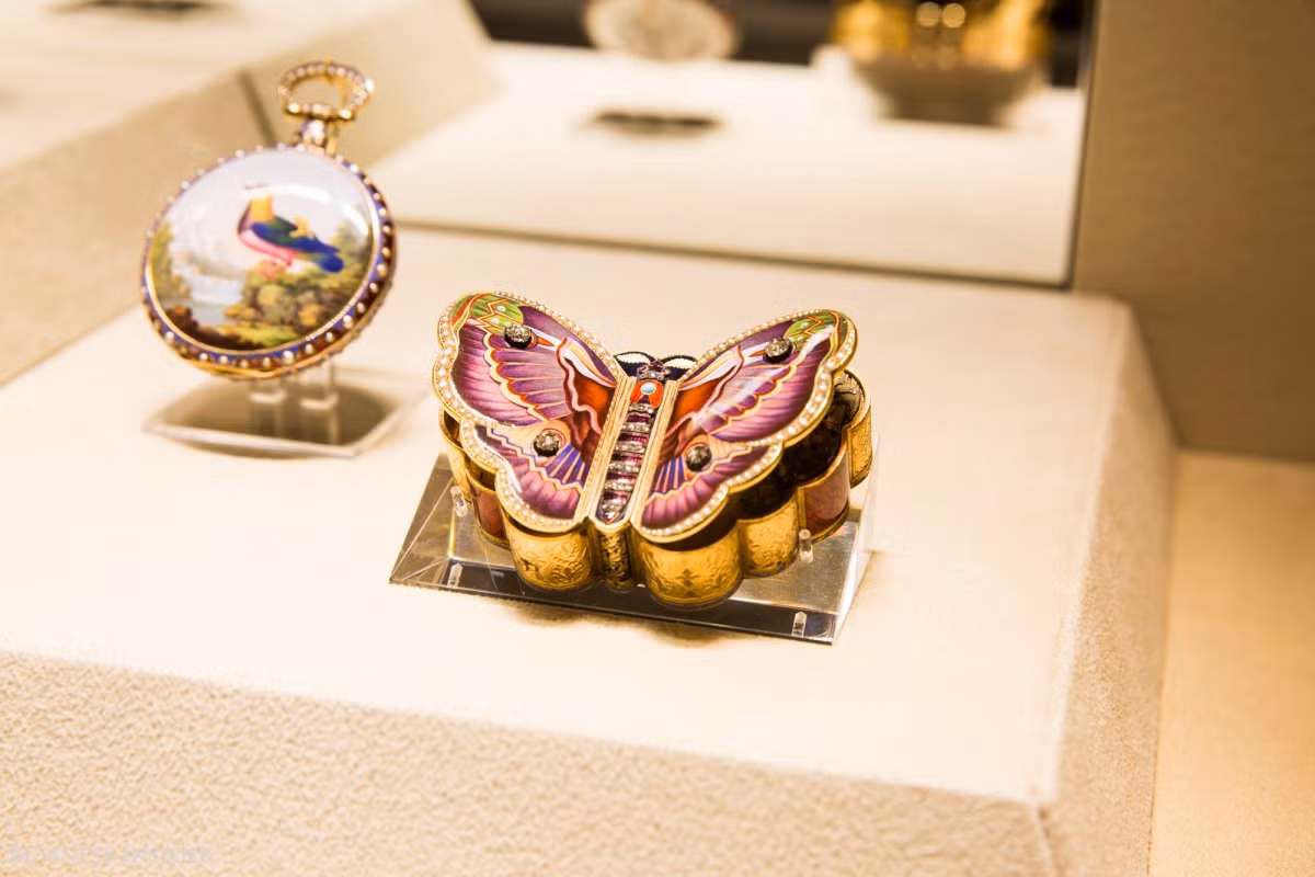 Vỏ bướm này vừa là hộp thuốc vừa là một chiếc đồng hồ. Ảnh: BI.
