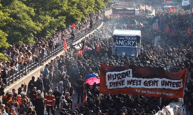 Những người biểu tình quá khích ném đá và tấn công cảnh sát, khiến ít nhất 76 cảnh sát bị thương, người phát ngôn Sở cảnh sát Hamburg cho biết. Ảnh: EPA.