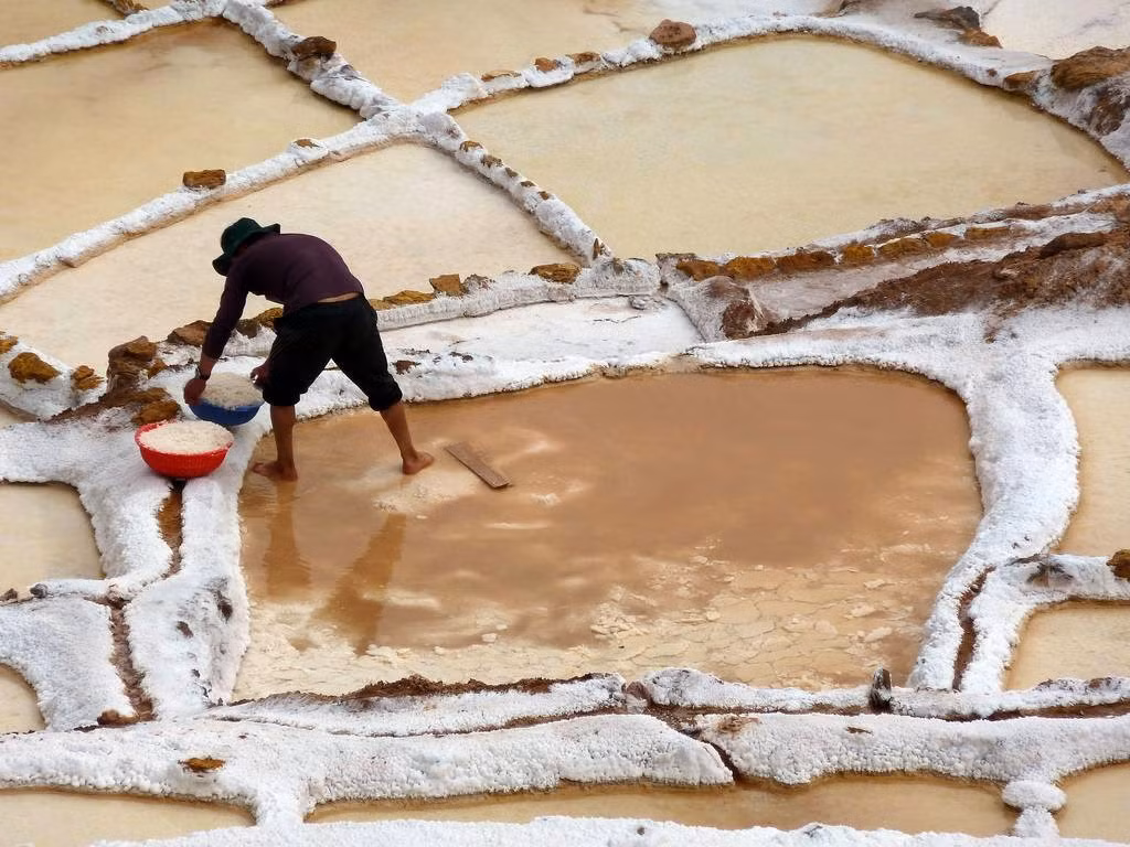 Đến thăm ruộng muối Maras đẹp nhất là vào buổi chiều tà, vì lúc này, ánh sáng mặt trời phản chiếu lấp lánh trên mặt các hồ muối tạo nên những khối vàng óng. Ảnh: Kuriositas.