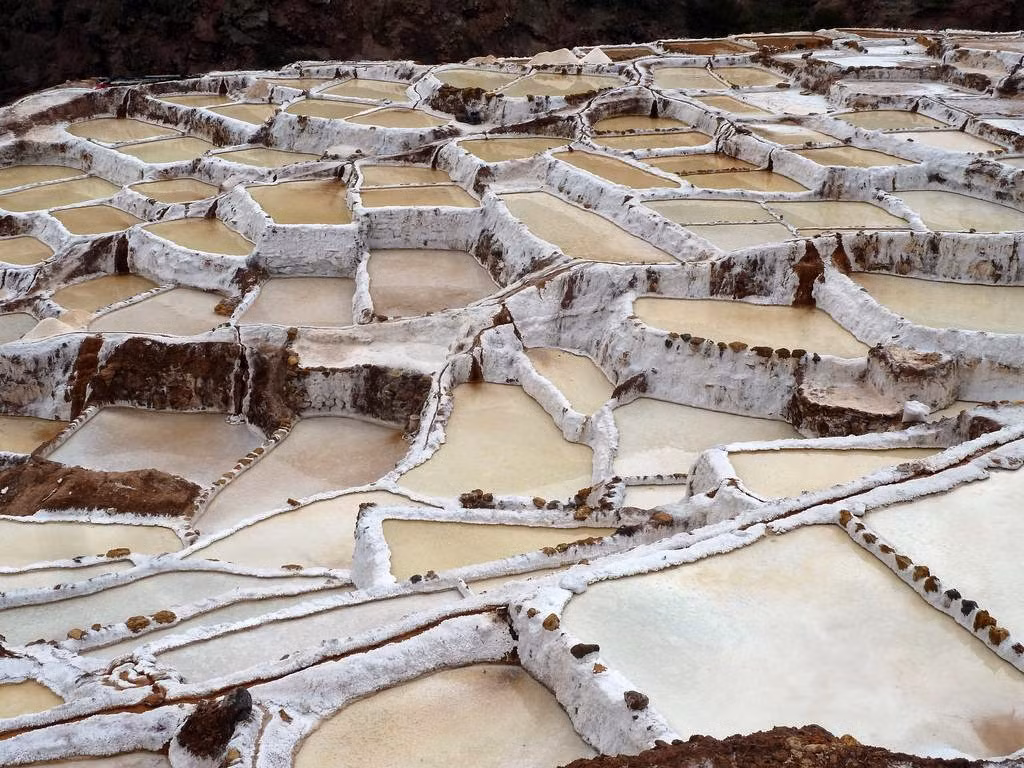 Nằm tại thung lũng Inca gần thị trấn Cusco ở Peru, những ruộng muối bậc thang Maras gồm hơn 3.000 hồ muối và mỗi hồ thuộc về các gia đình khác nhau. Ảnh: Kuriositas.