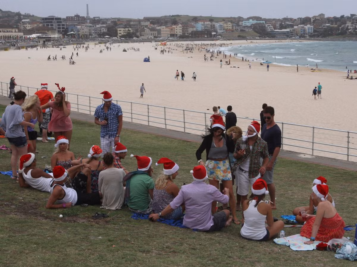 Tuy nhiên, đôi khi bãi biển cũng chứa đầy những ông già, bà già Noel.