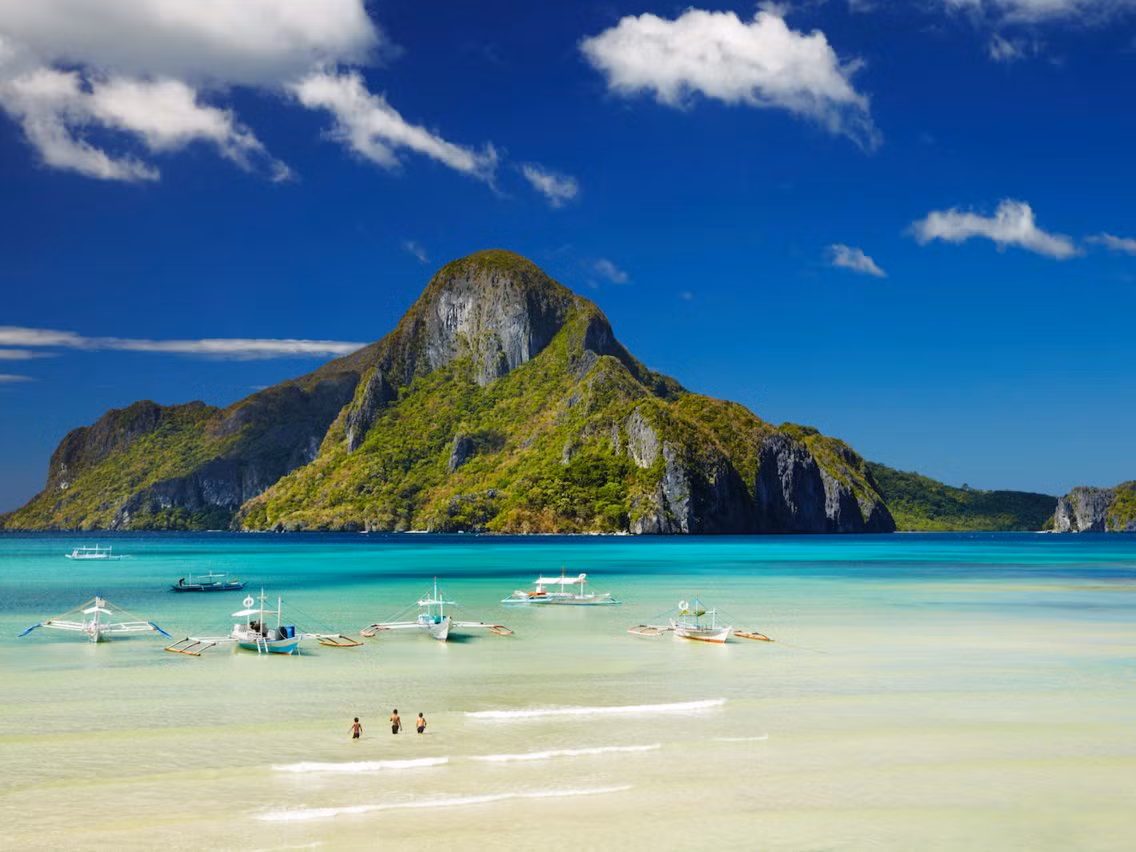 Vịnh El Nido ở Philippines được miêu tả như là một vùng vịnh rộng lớn nước màu ngọc bích sáng lấp lánh với đầy những chiếc thuyền lượn sóng.
