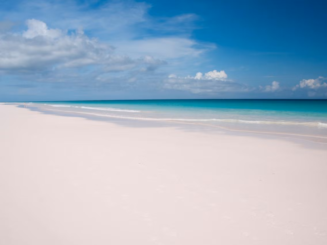 Đảo Harbour ở Bahamas được biết đến với cát hồng nhạt.